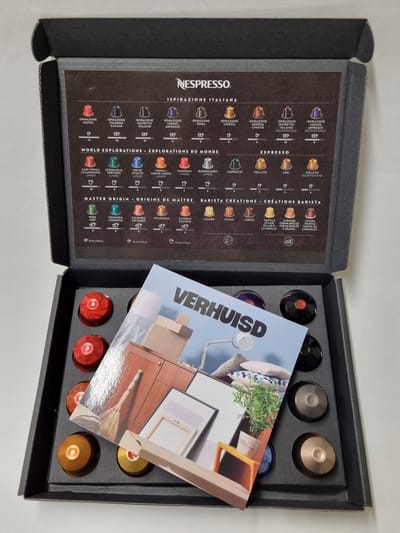 Koffie Proeverij Pakket 20 stuks verschillende smaken met Mystery Card 'Verhuisd' met persoonlijke (video) boodschap | Verjaardag | Sinterklaas | Kerstpakket | Vaderdag | Moederdag | Jubileum | Valentijnsdag
