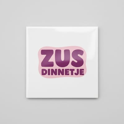 “Zus Dinnetje” Keramische Tegel 15x15 cm – Leuk Cadeau voor Zus | Roze Decoratieve Woon- & Wandtegel