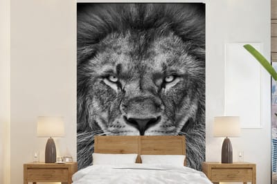 Behang - Fotobehang Dieren - Leeuw - Zwart - Wit - Portret - Breedte 200 cm x hoogte 300 cm