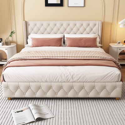 Gestoffeerd bed van 180 x 200 cm, met lattenbodem en hoofdbord, bekleed met knopen en siernagels, houten bedpoten, linnen stof, beige.