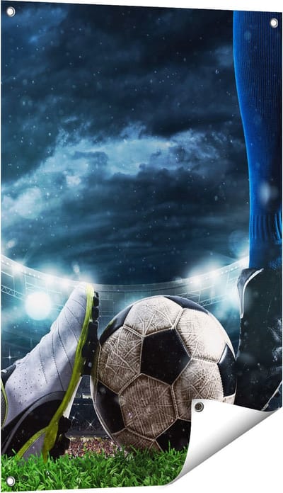 Gards Tuinposter Voetbal Sliding op de Bal in het Stadion - 60x90 cm - Tuindoek - Tuindecoratie - Wanddecoratie buiten - Tuinschilderij
