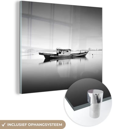 MuchoWow® Glasschilderij 50x50 cm - Schilderij acrylglas - Verlaten boot in het water zwart-wit - Foto op glas - Schilderijen