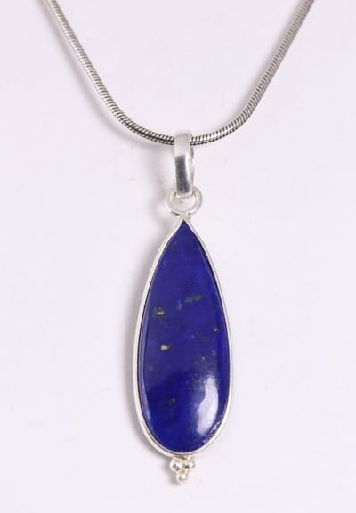 Lange druppelvormige zilveren hanger met lapis lazuli aan ketting