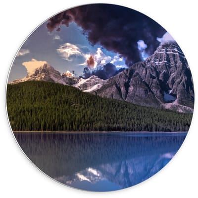 Forex Wandcirkel - Vulkaan bij Berg/Water - 70x70cm Foto op Wandcirkel (met ophangsysteem)