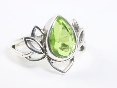 Opengewerkte zilveren lotus bloem ring met peridoot - maat 16