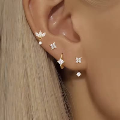 Maevi® Oorbellen Set 4 Stuks - Kleur: Goud - Roestvrij Staal / RVS (Stainless Steel) - Hoge Kwaliteit - Oorbellen Set - Meerdere Oorbelgaatjes - Oorbellen / Earrings - Oor Versiering - Luxe Set - Gouden Oorbellen - Meerdere Gaatjes - Verkleurt Niet