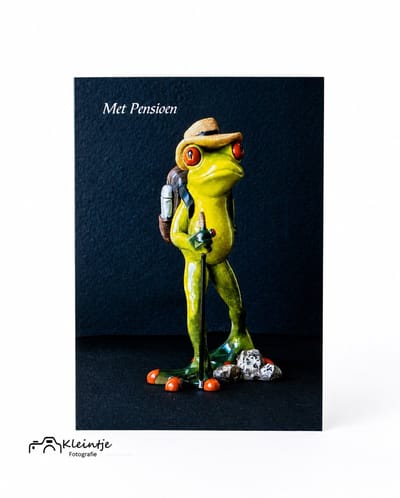 Pensioen wenskaart – Wandelende kikker met stok | Kleintje Fotografie