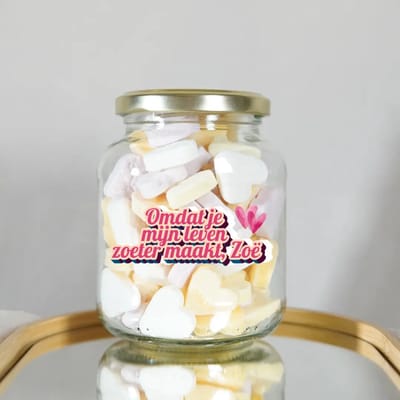 Gepersonaliseerd Liefde Cadeau - Omdat Jij Mijn Leven Zoeter Maakt - Snoeppot met Eigen Naam - Romantisch Cadeau Valentijnsdag - Jubileum Cadeau - Trouwdag Cadeau Tip - Cadeau voor Vriendin - Glazen Snoeppot met 200 gram Snoepjes