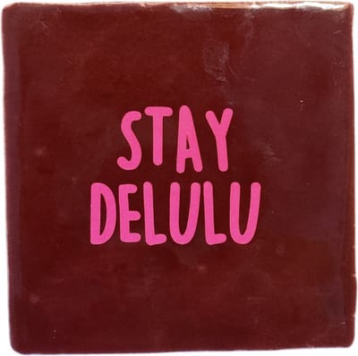 Hippe tegeltje met tekst: Stay delulu | Wijnrood met neon roze | Gepersonaliseerde cadeau | Hippe Spreuktegel | Nieuwe woning cadeau | Housewarming cadeau | Tiktok trend | Beetje gek | BFF