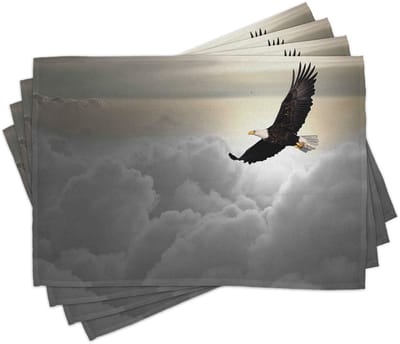 ABAKUHAUS adelaar-plaatsmatten, majestueuze creatuur die boven de wolken vrijheid, democratie en vrijheid vliegt. Tafeldecoratie van kleurvaste stoffen voor eetkamer en keuken. Lichtgeel, lichtgrijs, zwart.