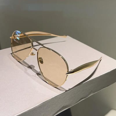 Nieuwe Modieuze Metalen Dubbele Brug Pad UVBescherming Bril Trendy Blote Gezicht Straatfotografie Veelzijdige Zon Bril voor Mannen en Vrouwen beige