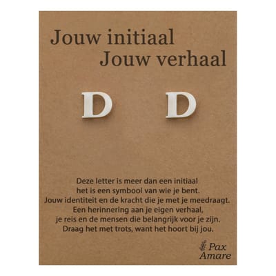 Letter D Oorbellen op Cadeau Kaartje - Jouw initiaal, jouw verhaal - Zilverkleurig Stainless Steel - 7mm Initiaal Oorknopjes- Pax Amare