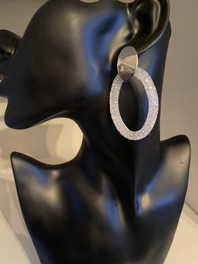 Oorbel Oval White Shinner Sparkle | Make up | Parfum | Moederdag | Verjaardagscadeau| Cadeautje| Valentijnsdag| Kado | sieraden | vaderdag | oorbellen | oorsieraden