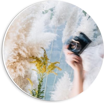 Forex Wandcirkel - Schildering van Vrouw met Camera en Planten  - 20x20cm Foto op Wandcirkel (met ophangsysteem)