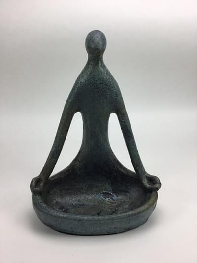 Yoga beeld old blue/turquoise keramiek circa 30 cm hoog