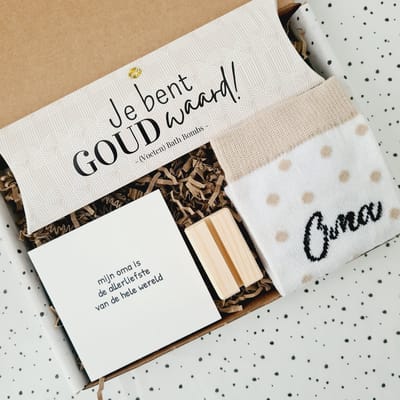 Wrapped Up Cadeauboxen 'Oma' - Cadeau voor Oma – Cadeaupakket Oma – Moederdag Cadeau / Verjaardag / Beterschap / Bedankje – Bath Bombs ‘Je bent goud waard’, Sokken Oma & Tegeltje Mijn Oma is de AllerLiefste
