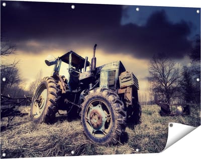 Gards Tuinposter Oude Tractor op het Grasveld - Trekker - 120x80 cm - Tuindoek - Tuindecoratie - Wanddecoratie buiten - Tuinschilderij