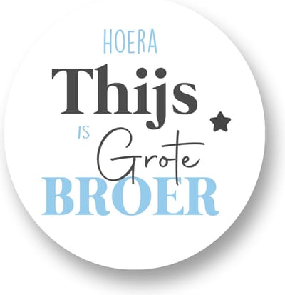 25x Sluitsticker Hoera naam is grote Broer - Blauw - Sticker met naam - 40 mm - Geboorte Sticker - Sluitzegel - Baby nieuws - Trakteren Broer Basisschool Kinderdagverblijf - Traktatiestickers Pimp Studio