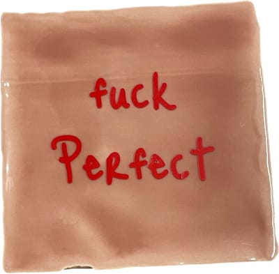 Hippe tegeltje met tekst: Fuck Perfect | Zalm/licht roze met rood | Gepersonaliseerde cadeau | Hippe Spreuktegel | Nieuwe woning cadeau | Housewarming cadeau