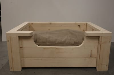 Houten hondenmand Floki van nieuw steigerhout inclusief beige kussen 80x60x30 cm