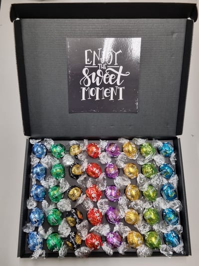 Chocolade Ballen Proeverij Pakket Groot | 40 stuks Lindt chocolade met Mystery Card 'Enjoy the sweet Moment' met persoonlijke (video)boodschap | Chocoladepakket | Feestdagen box | Chocolade cadeau | Valentijnsdag | Verjaardag | Moederdag | Vaderdag