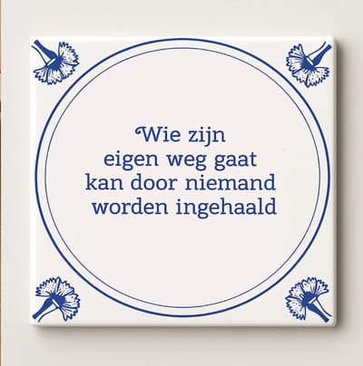 Wie Zijn Eigen Weg Gaat Tegel 15x15cm – Inspirerende Quote Keramische Wanddecoratie – Delfts Blauw Ontwerp – Motiverend Cadeau voor Huis of Kantoor