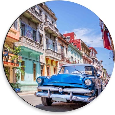 Dibond Wandcirkel - Blauwe Auto in Straat in Cuba - 30x30cm Foto op Aluminium Wandcirkel (met ophangsysteem)