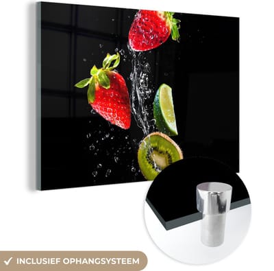 MuchoWow® Glasschilderij 150x100 cm - Schilderij acrylglas - Fruit - Water - Zwart - Stilleven Aardbei - Kiwi - Foto op glas - Schilderijen