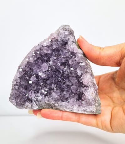ThaleiaDesign - Amethist op standvlak - Edelstenen en Mineralen - Amethist edelsteen - Spiritualiteit - Woondecoratie