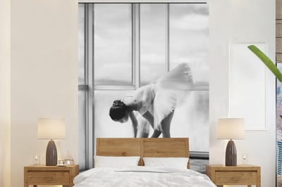 Behang - Fotobehang Vrouw - Ballet - Ballerina - Balletschoenen - Zwart wit - Breedte 200 cm x hoogte 300 cm