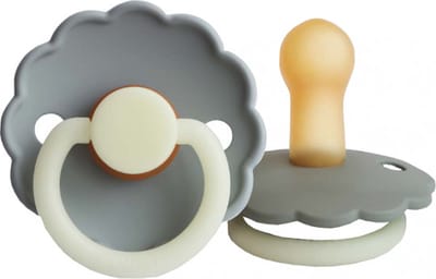 FRIGG Daisy Glow In The Dark Fopspeen French Gray / Portobello 6-18 Mnd 2 Stuks