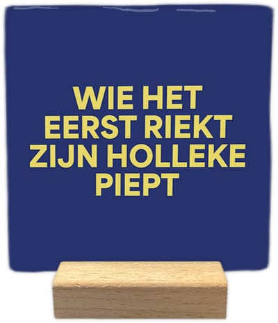 Wie het eerst riekt zien Holleke piept - Keramische decoratie tegel - incl. houten presenteerblok