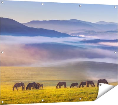 Gards Tuinposter Kudde Wilde Paarden in de Wei bij Heuvels - 120x90 cm - Tuindoek - Tuindecoratie - Wanddecoratie buiten - Tuinschilderij