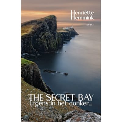 Ergens In Het Donker... - The Secret Bay - Henriëtte Hemmink