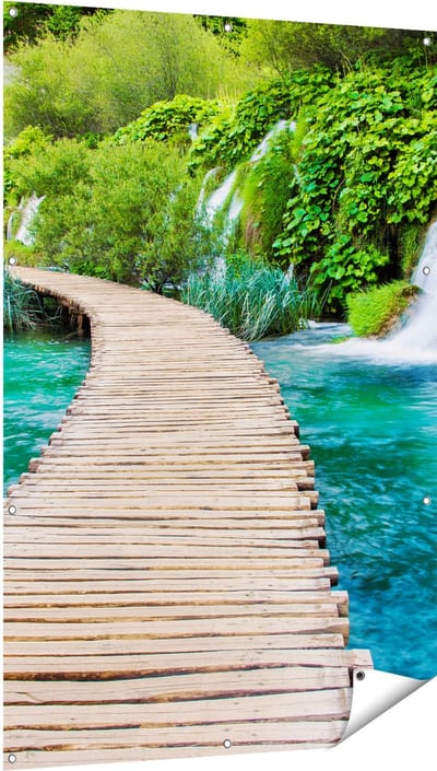 Gards Tuinposter Houten Pad op het Water bij de Watervallen - 100x150 cm - Tuindoek - Tuindecoratie - Wanddecoratie buiten - Tuinschilderij
