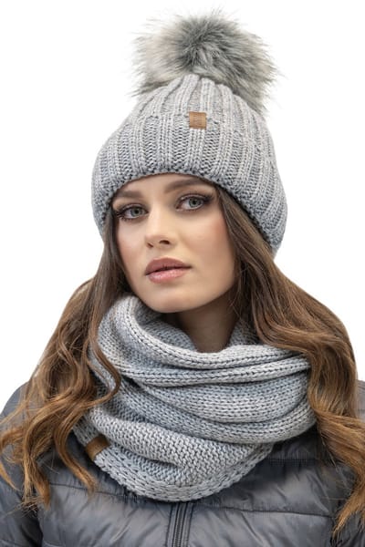 Vivisence Dames Winter Muts En Colsjaal Set - Met Pompon Van Imitatiebont En Zachte Fleecevoering In De Muts - Elastische Pasvorm Met Minder Statisch Haar - Comfort En Warmte Voor Koude Dagen - Lichtgrijs