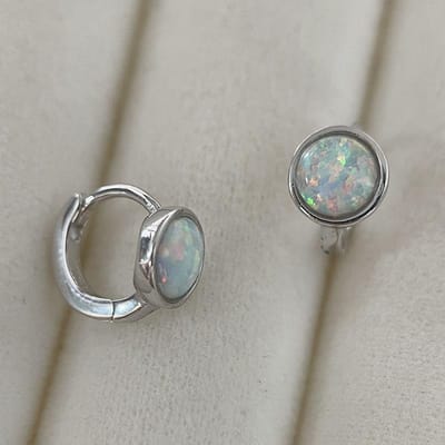 Grace Kleine 925 Sterling Zilver Rhodium Plated Ronde 6mm Witte Vuur Opaal Steen Huggie Hoepel Oorbellen Voor Vrouwen Meisjes Sieraden Cadeau wit