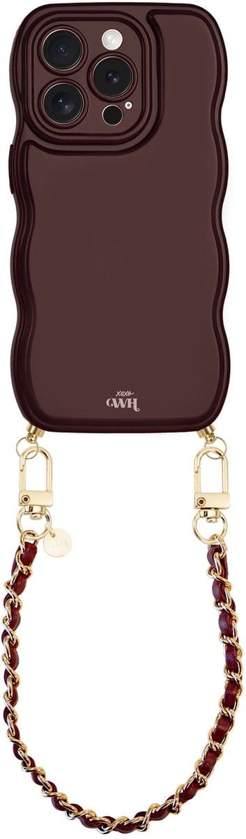 xoxo Wildhearts Glossy Wavy Cord Case Burgundy - Geschikt voor iPhone 16 Pro Max - Classic Chain - Kort koord - Glimmend telefoonhoesje met golven - Hoesje met koord - Bordeaux rood met gouden ketting - Telefoonkoord - Korte variant koord