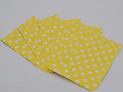Traktatiezakjes Pasen - Uitdeelzakjes - Verjaardagzakjes - Feestzakjes - Snoepzakjes - Geel - Witte Stip - Papier - 13x18 cm | Polkadot - Dots | Geboorte - Verjaardag - Bruiloft - Feest - Babyshower | Traktatie - Party Gift | Snoep - Koek - Donuts