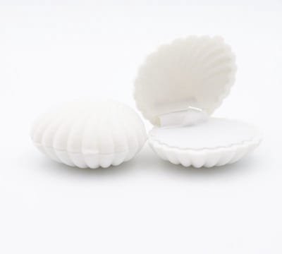 2 Stuks Ringendoosje In Schelpenvorm - Wit - Sieradenopberger - 6.5*5.5 cm – Set van 2 ringendoosjes in schelpenvorm – Wit – het opbergen van sieraden – Compact formaat van 6.5*5.5 cm – ringen en kleine sieraden