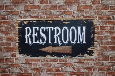 Wandbord - Restroom - Metalen wandbord - Toilet - Mancave - Wandborden - Mancave decoratie - Retro - Metalen borden - Metal sign - Bar decoratie - Tekstbord – Bar - Wand Decoratie - WC - Metalen bord - Cave & Garden