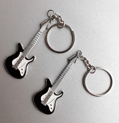 2 stuks gitaar sleutelhangers model Fender