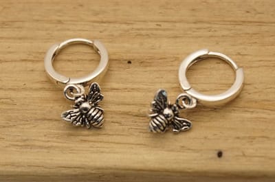 Sterling zilveren oorringen bij - bijen oorringen van zilver - oorbellen bijtje van 925 zilver - bijen oorbellen - zilveren dieren oorbellen - insekten oorringen van sterling zilver