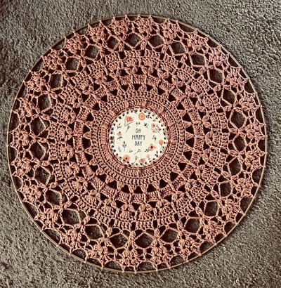 MANDALA/DROMENVANGER-GEHAAKT-MET DE TEKST-HANDMADE-DIAMETER 65 CM.