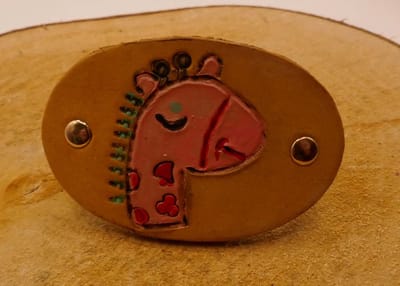 Kinder haarclip van leer met afbeelding dinosaurus - stoere dieren haarclip voor kind - grappige kinder haarclip - lederen haarclip voor kind - unieke haarclip voor kinderen