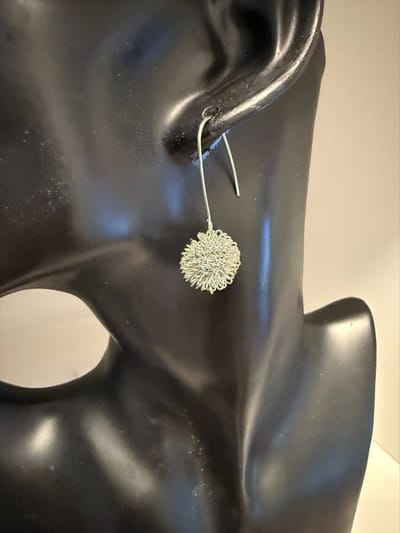 Zilverkleurige bloem oorbellen | | Make up | Parfum | Moederdag | Verjaardagscadeau| Cadeautje| Valentijnsdag| Kado | sieraden | vaderdag | oorbellen | oorsieraden