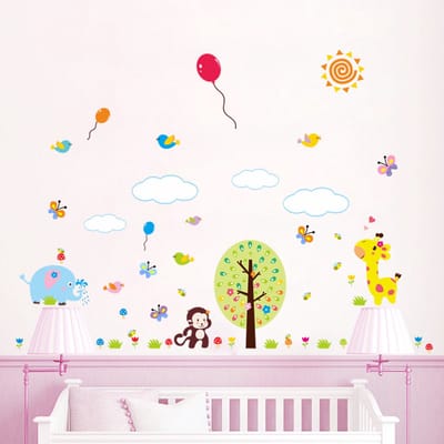 Decoratieve muurstickers met giraffen, vlinders en vogels met ballonnen.