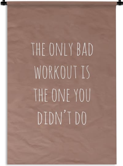 Wandkleed - Wanddoek - Engelse quote "The only bad workout is the one you didn't do" op een bruine achtergrond - 120x180 cm - Wandtapijt