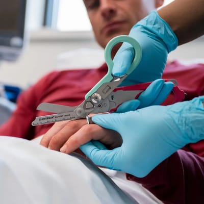Leatherman Raptor Rescue South Beach – Professionele Traumaschaar Met Zwarte Houder