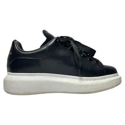 Alexander McQueen Vergrote Sneakers in Zwart Kalfsleer